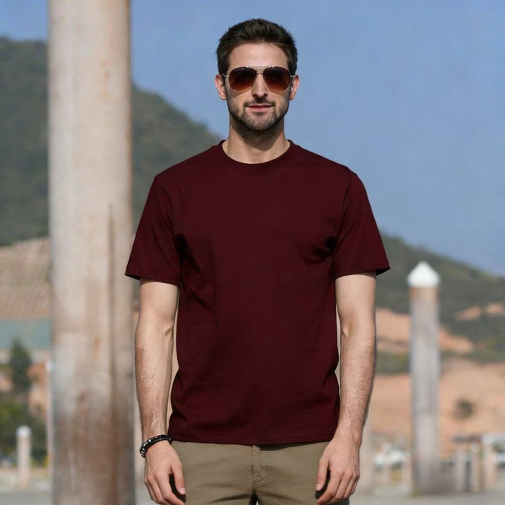 Camiseta básica de algodón con cuello redondo para hombre.