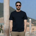 Camiseta básica de algodón con cuello redondo para hombre.