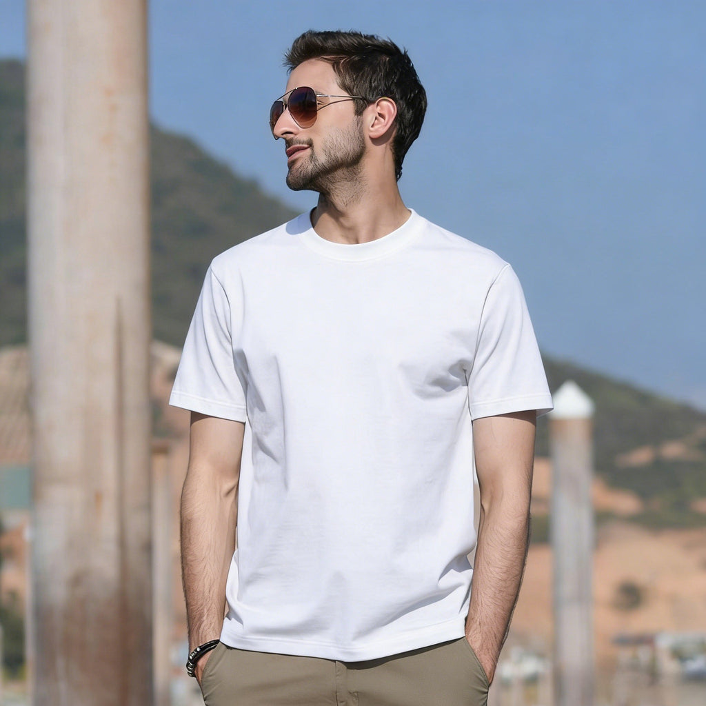 Camiseta básica de algodón con cuello redondo para hombre.