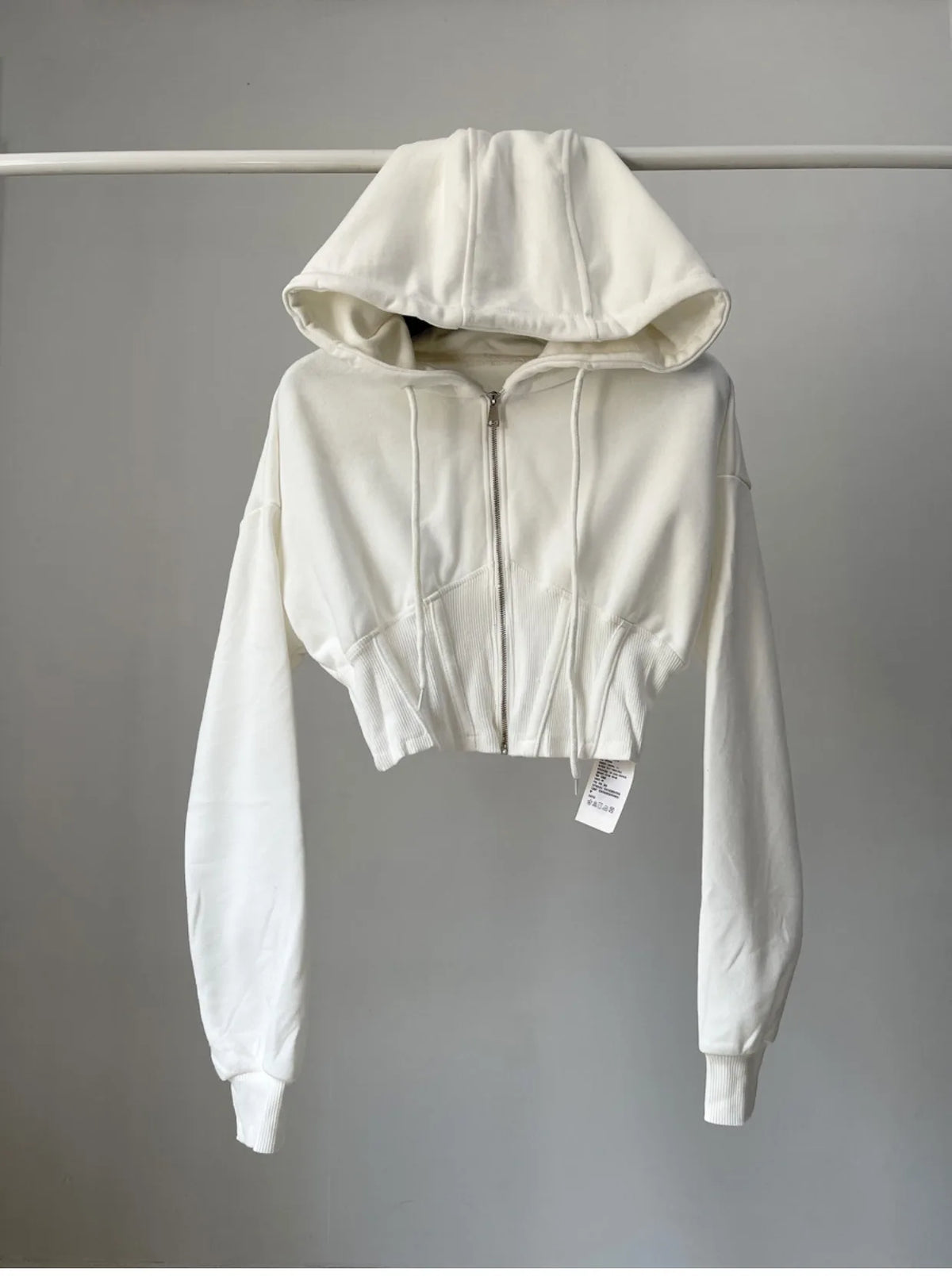 Hoodie corto con cintura ajustada – Mujer