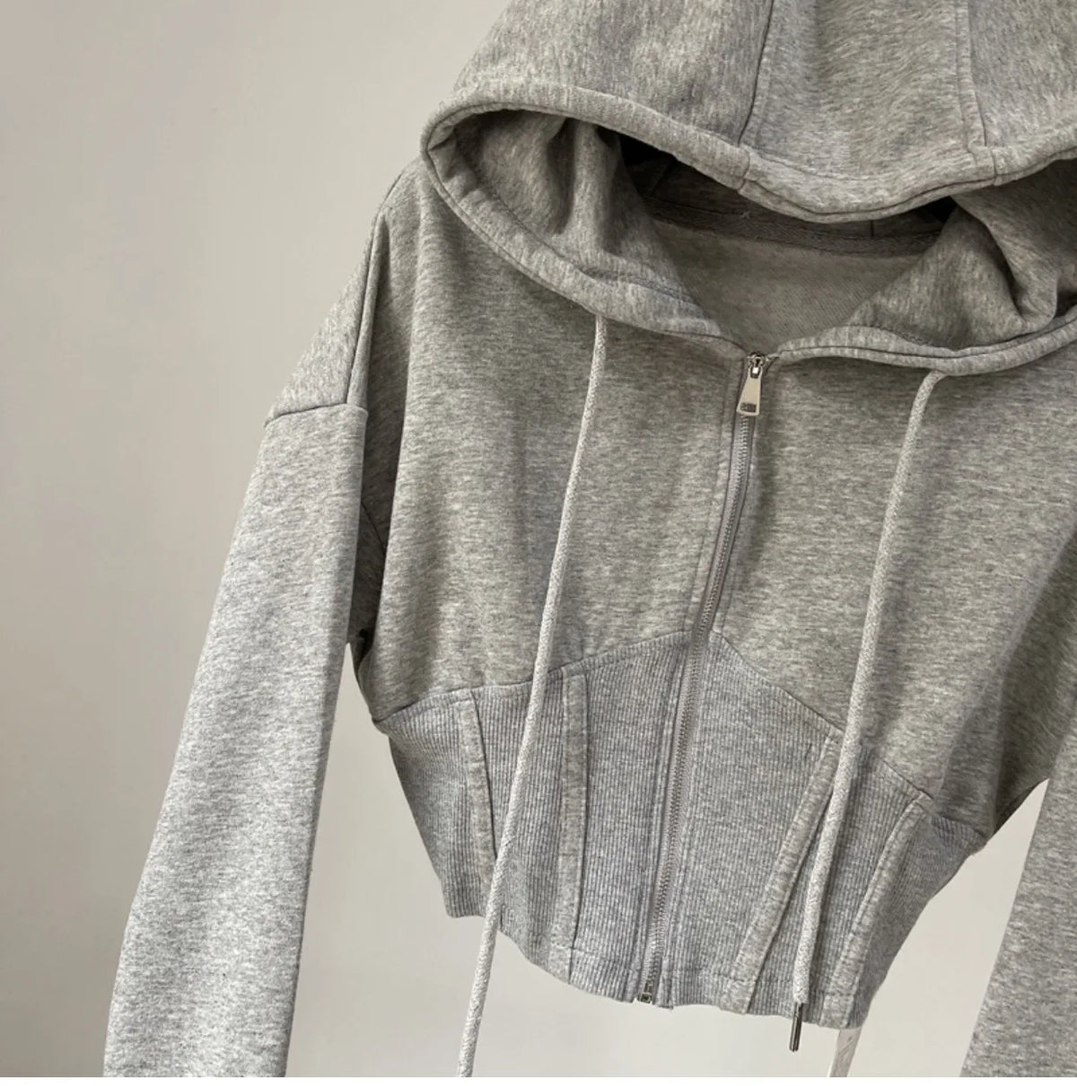 Hoodie corto con cintura ajustada – Mujer