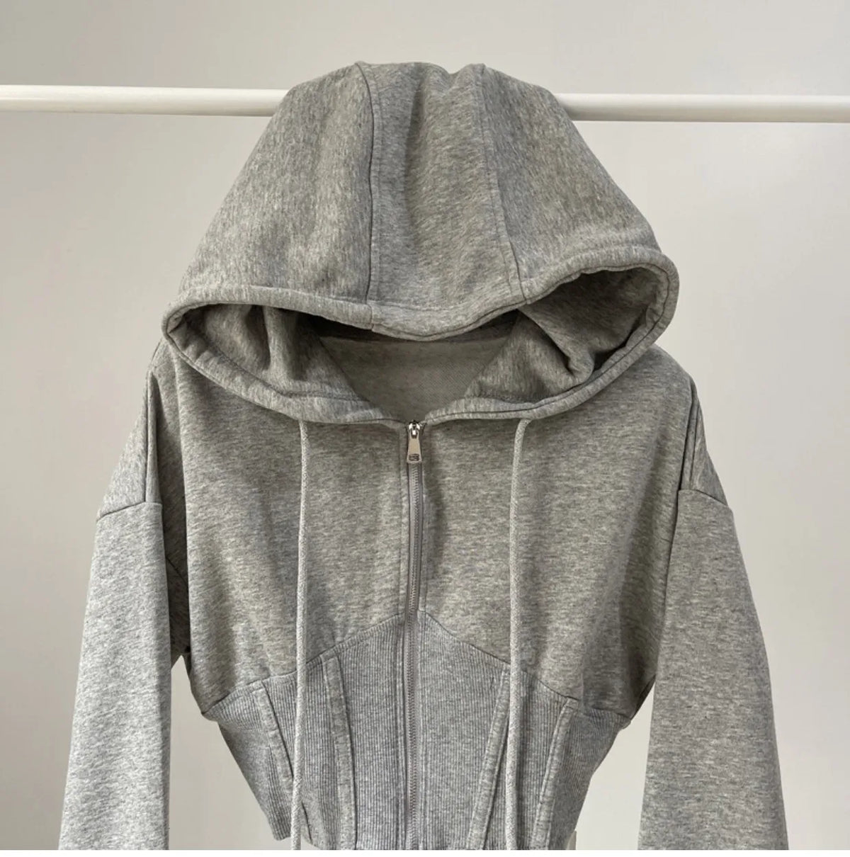 Hoodie corto con cintura ajustada – Mujer