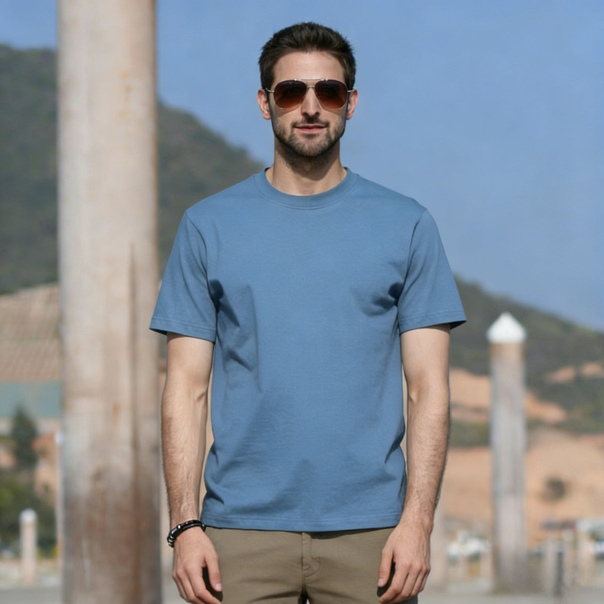 Camiseta básica de algodón con cuello redondo para hombre.