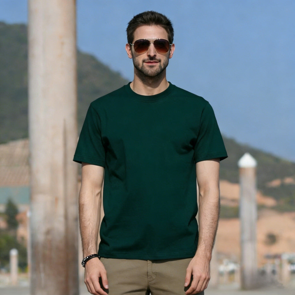 Camiseta básica de algodón con cuello redondo para hombre.