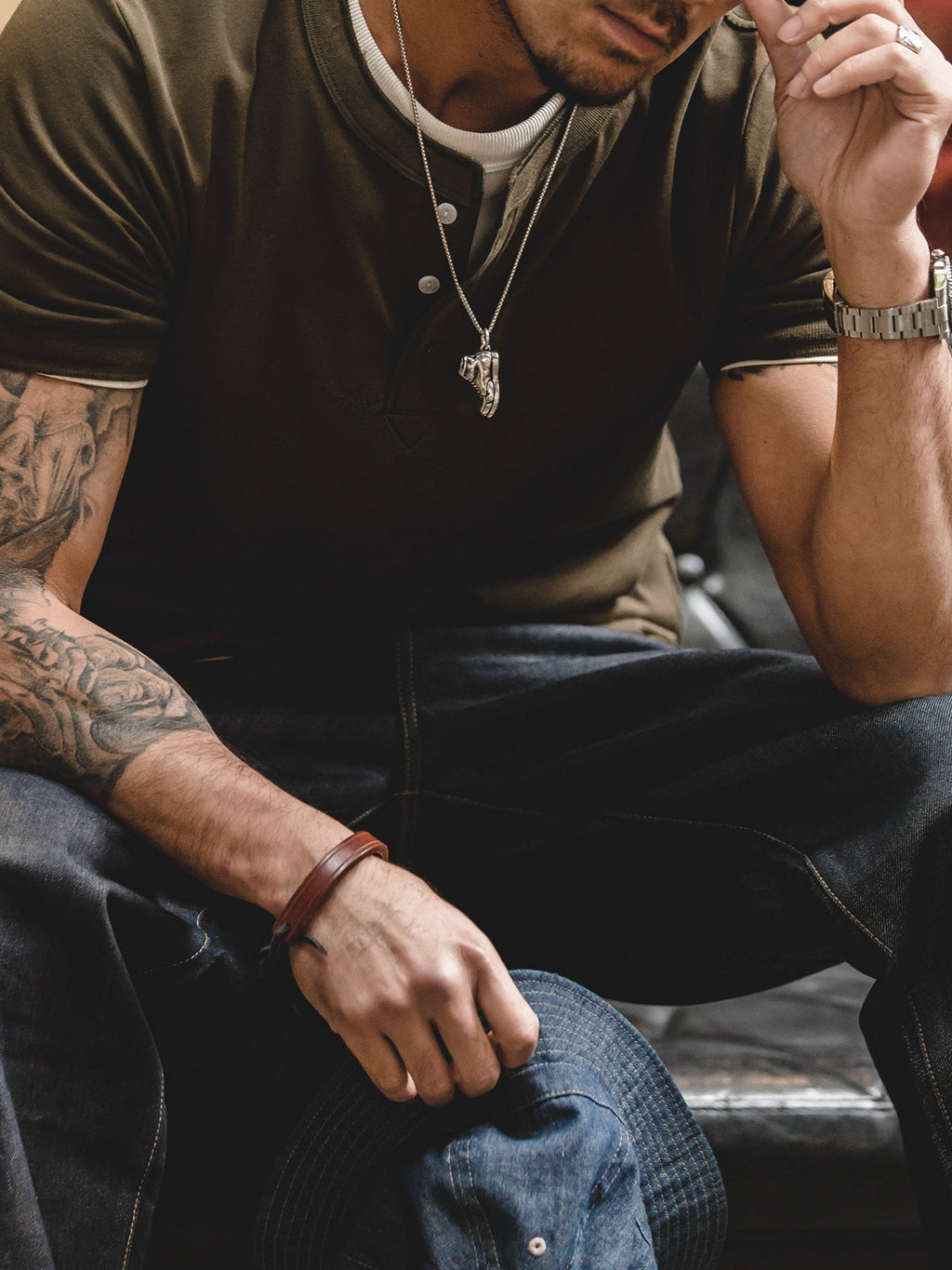Camiseta Henley de manga corta.