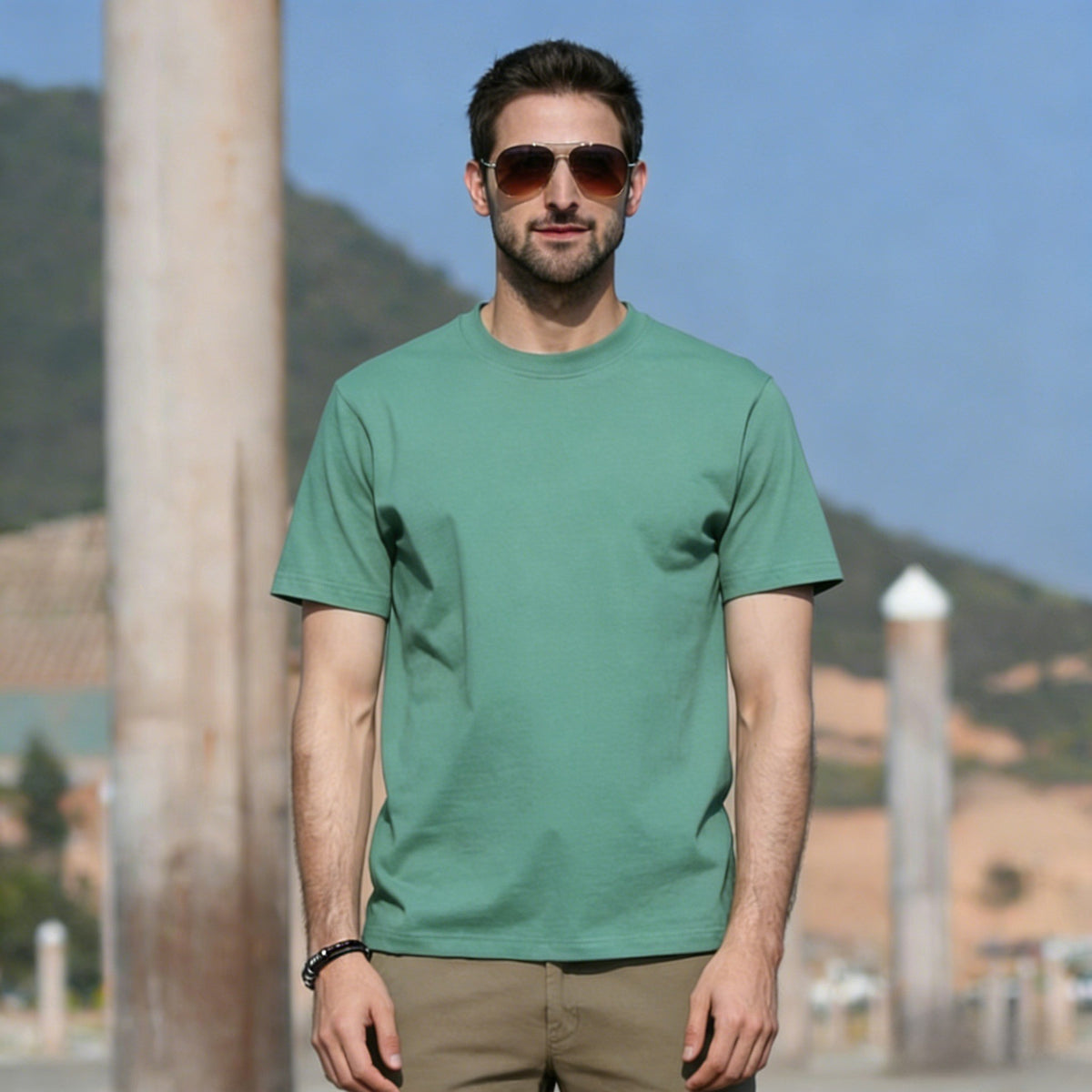 Camiseta básica de algodón con cuello redondo para hombre.