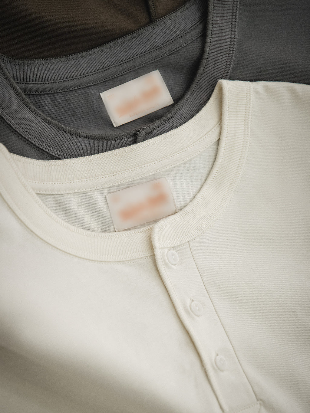 Camiseta Henley de manga corta.