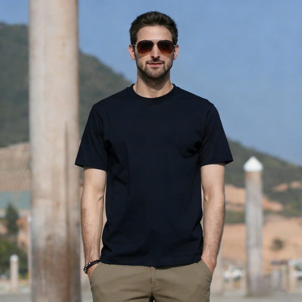 Camiseta básica de algodón con cuello redondo para hombre.